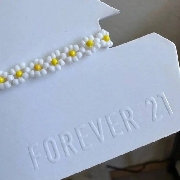 Forever 21 Daisy Choker Necklace – New with Tag - Picture 4 of 11